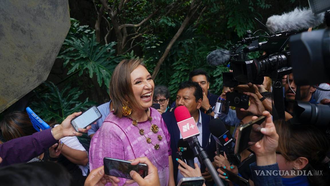 $!Xóchitl Gálvez, aspirante presidencial de la oposición, habla ante la prensa tras inscribir su nombre como candidata en Ciudad de México el 4 de julio de 2023.