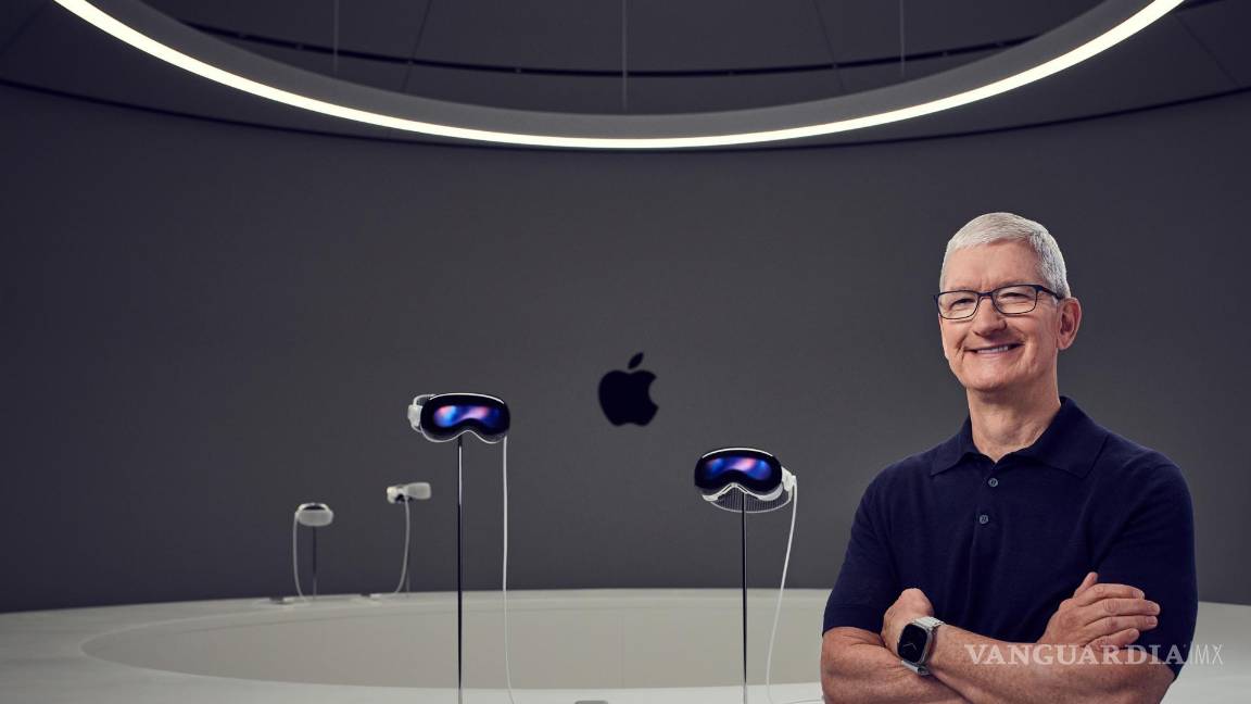$!El CEO de Apple, Tim Cook, con Apple Vision Pro en la Conferencia Mundial de Desarrolladores de Apple (WWDC) de 2023 en Cupertino, California.