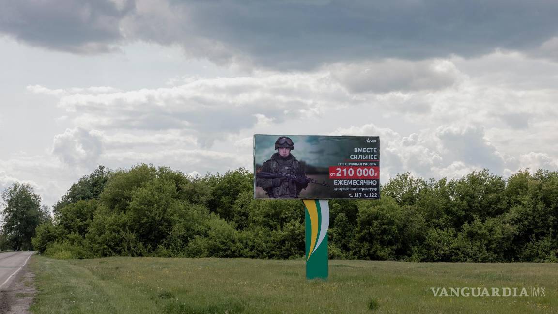 $!Un cartel de reclutamiento militar en Rusia, cerca de la frontera con Ucrania, dice: ”Juntos somos más fuertes”. Puesto prestigioso, desde 210.000 rublos al mes.