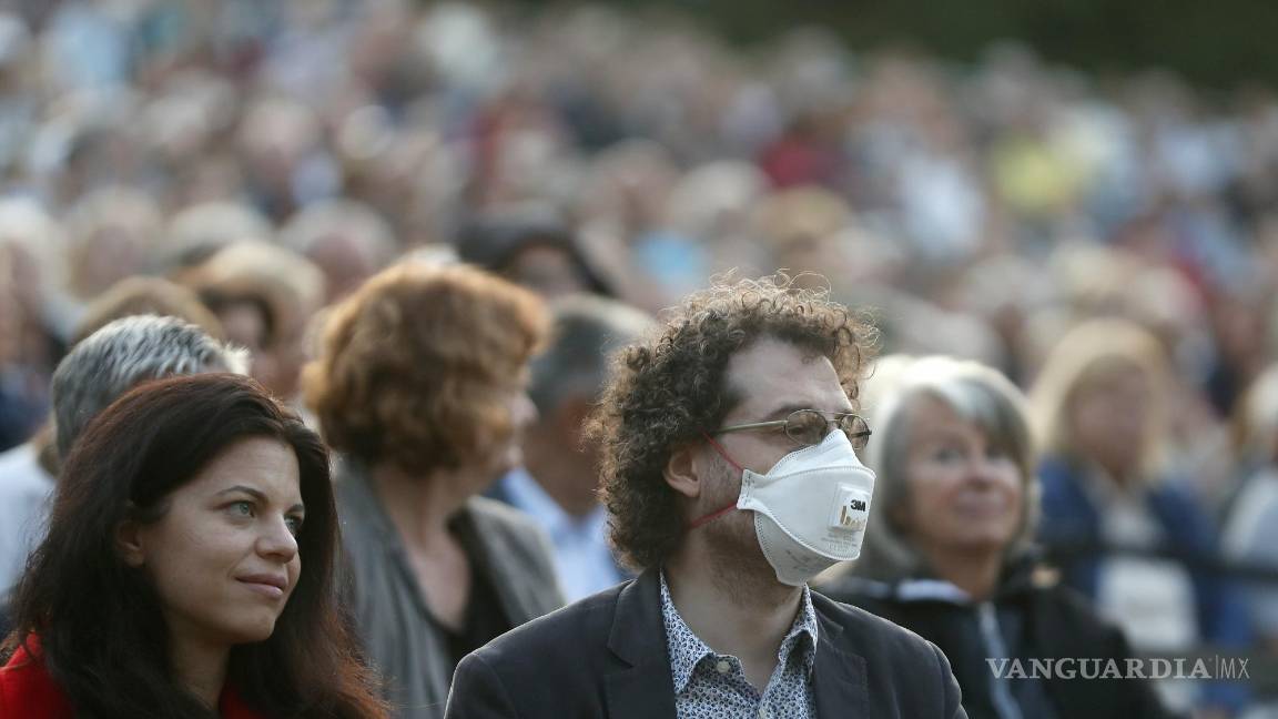 $!Espectadores asisten a un concierto gratuito al aire libre de la Orquesta del Festival de Budapest en Budapest, Hungría. El director de la orquesta, Ivan Fischer, recibió su tercera dosis de la vacuna contra el COVID-19 durante el espectáculo. AP/Laszlo Balogh