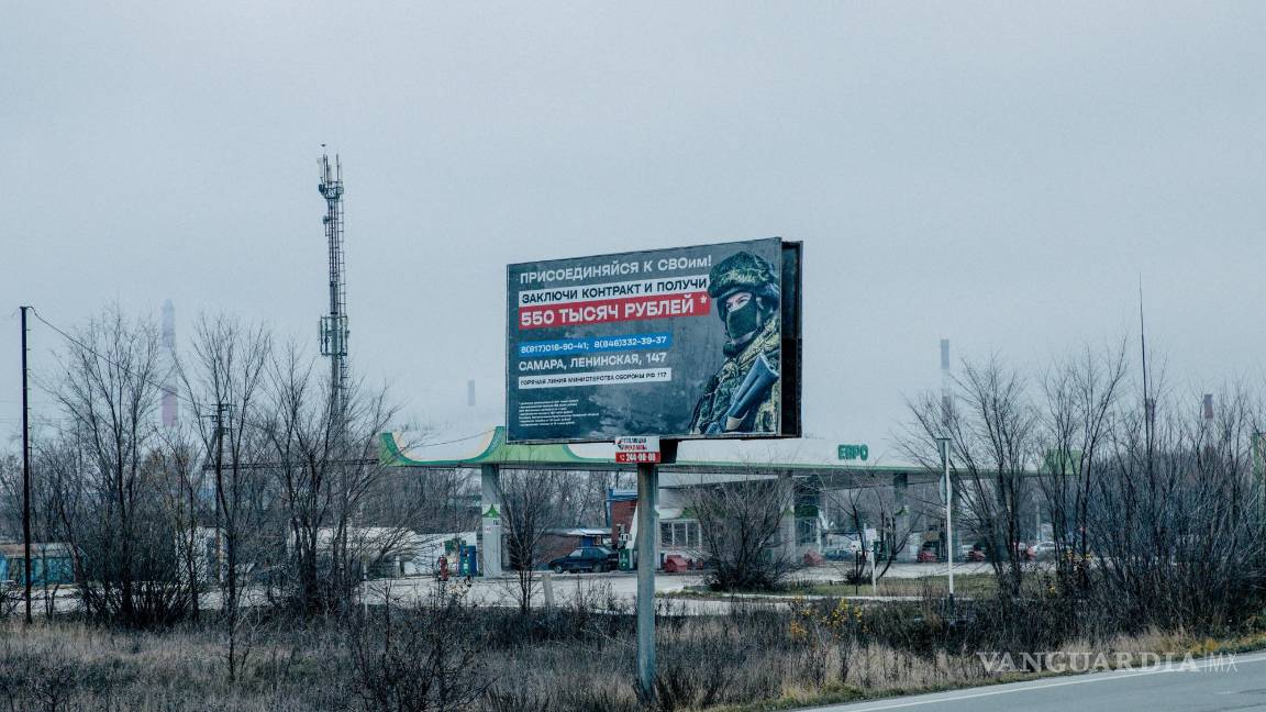 $!Un cartel de reclutamiento militar que ofrece 550,000 rublos en Ovsyanka, Rusia.