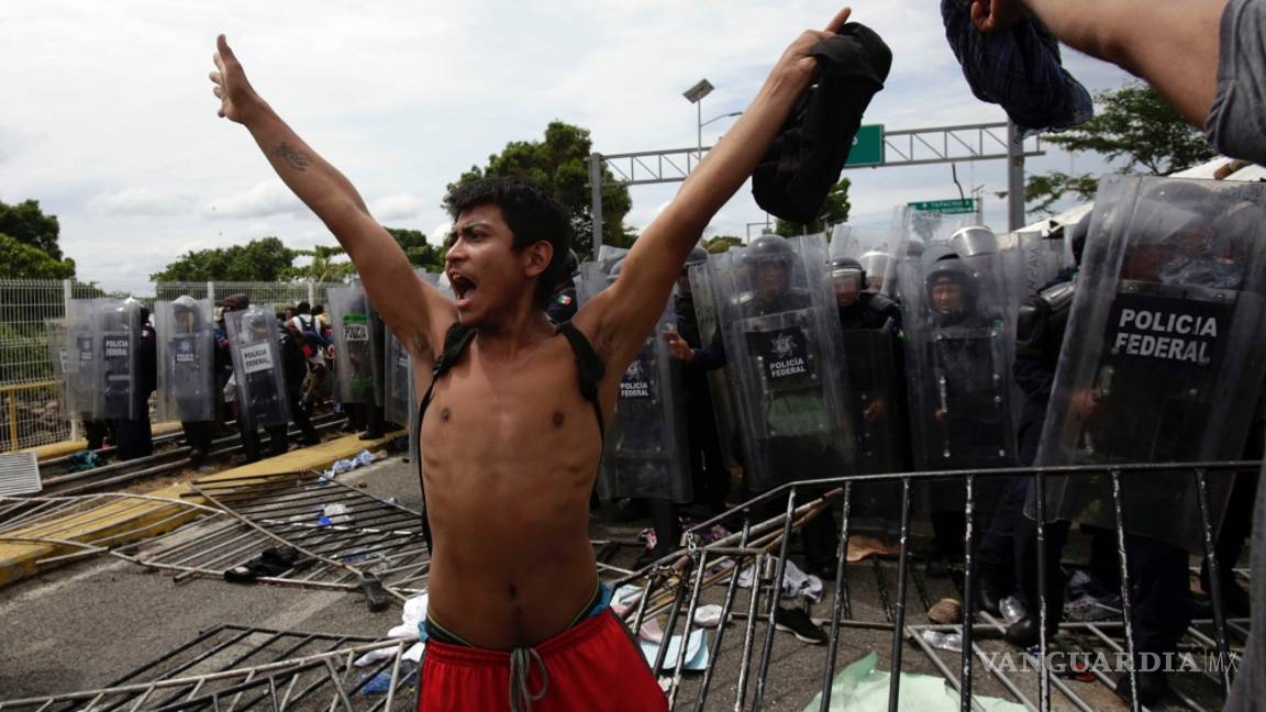 $!Caos y heridos, caravana migrante rompe cerco y cruza frontera con México (Fotogalería)