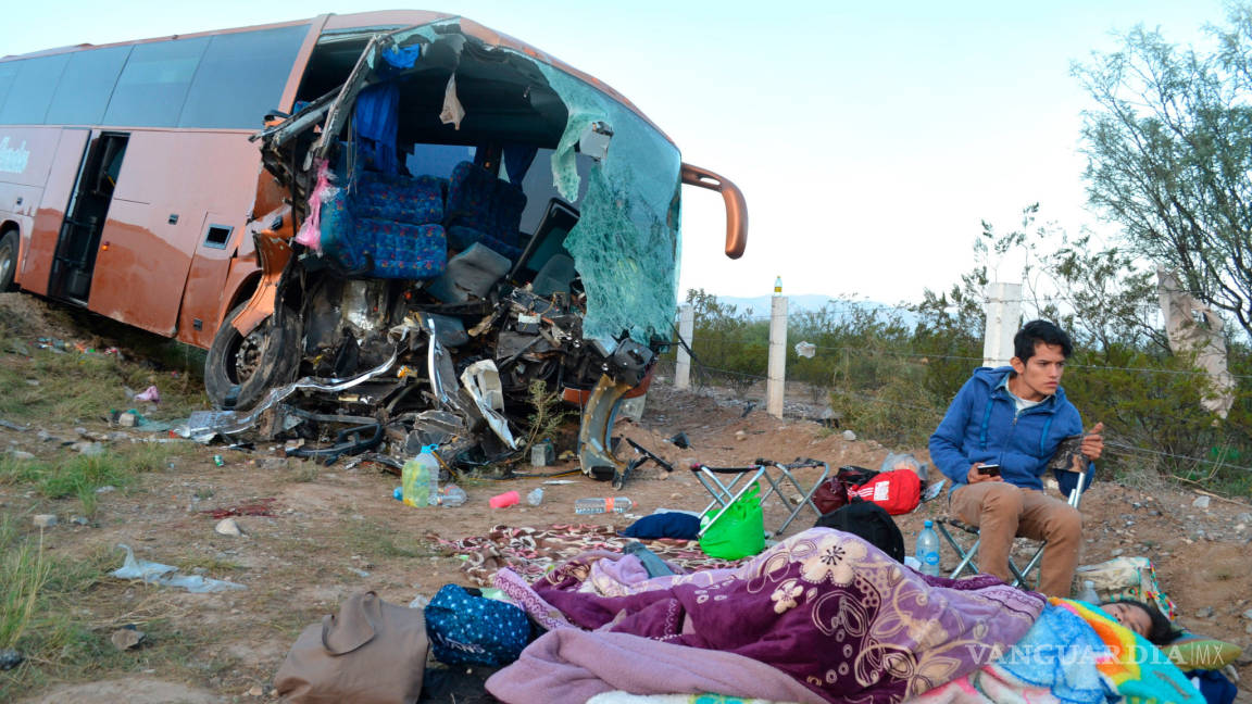 Quince peregrinos accidentados en carretera de Saltillo, 4 siguen graves y muere chofer