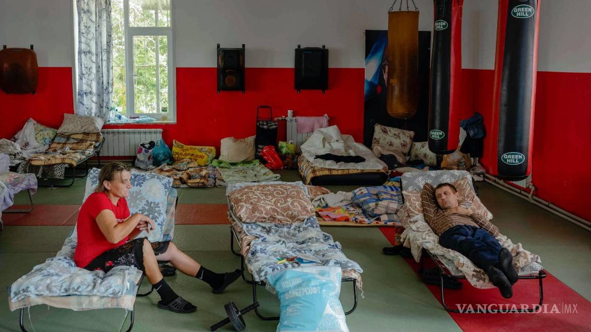$!Personas desplazadas en un club de boxeo que funciona como refugio temporal para personas que llegan de la frontera con Ucrania en Kursk, Rusia