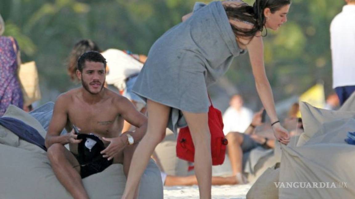 $!Captan de vacaciones a Jona dos Santos en Cancún con dos mujeres