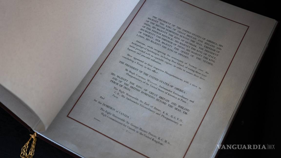 $!Una copia del Tratado de Svalbard en la oficina del gobernador en Longyearbyen, Svalbard, un archipiélago ártico noruego al oeste del norte de Groenlandia.
