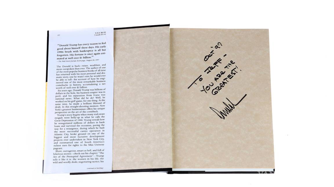 $!Foto de una inscripción en un ejemplar del libro de Donald Trump, “Trump: El Arte del Regreso”, que pertenecía a Jeffrey Epstein.