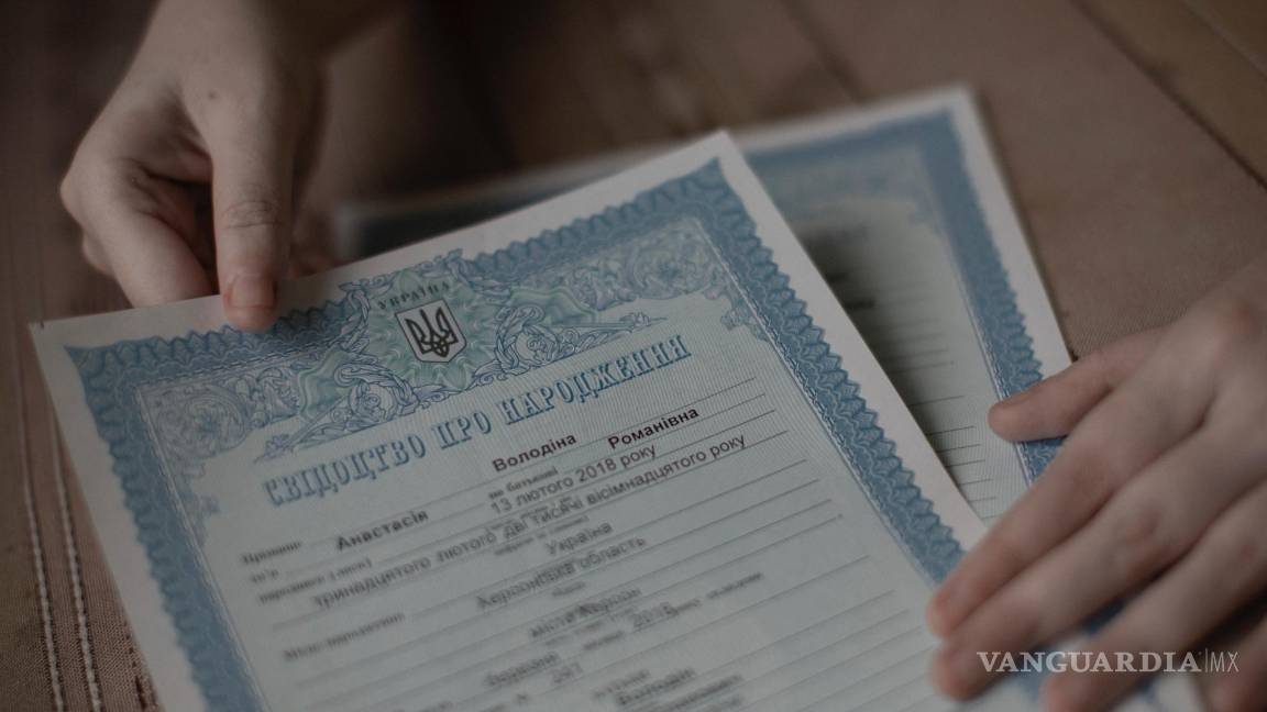 $!El acta de nacimiento ucraniana de Anastasiya Volodin, que muestran sus padres en su hogar en Jersón, Ucrania, el 13 de agosto de 2023.