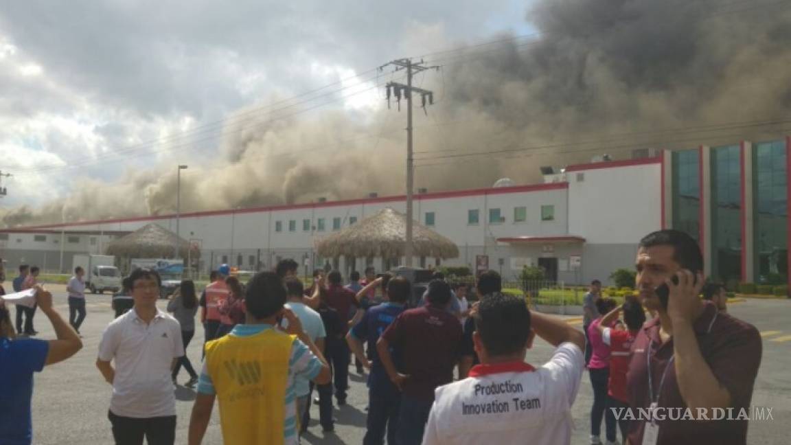 Desalojan a casi 2 mil por incendio en Apodaca