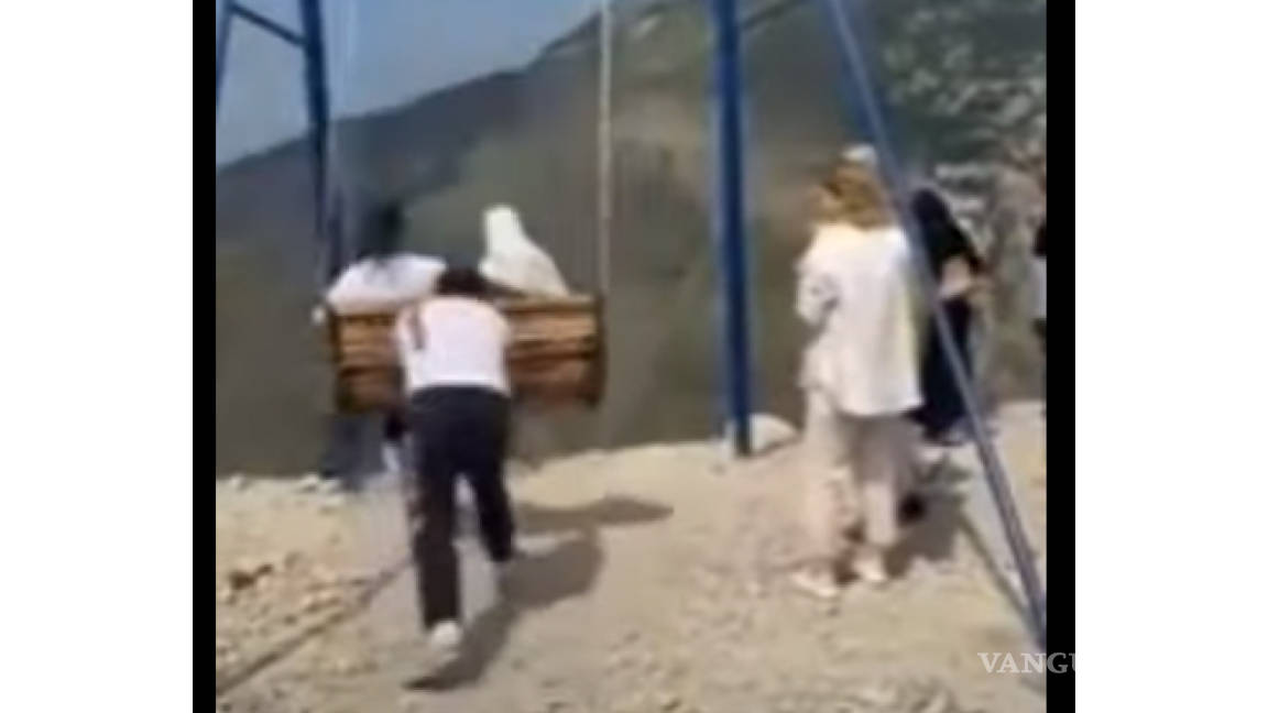 ¡Escalofriante! Dos jóvenes caen a precipicio tras balancearse en un columpio (video)