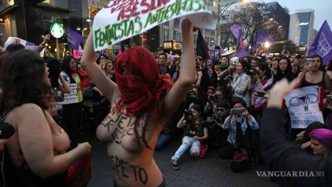 $!'No queremos flores, queremos derechos'; exigen mujeres mexicanas