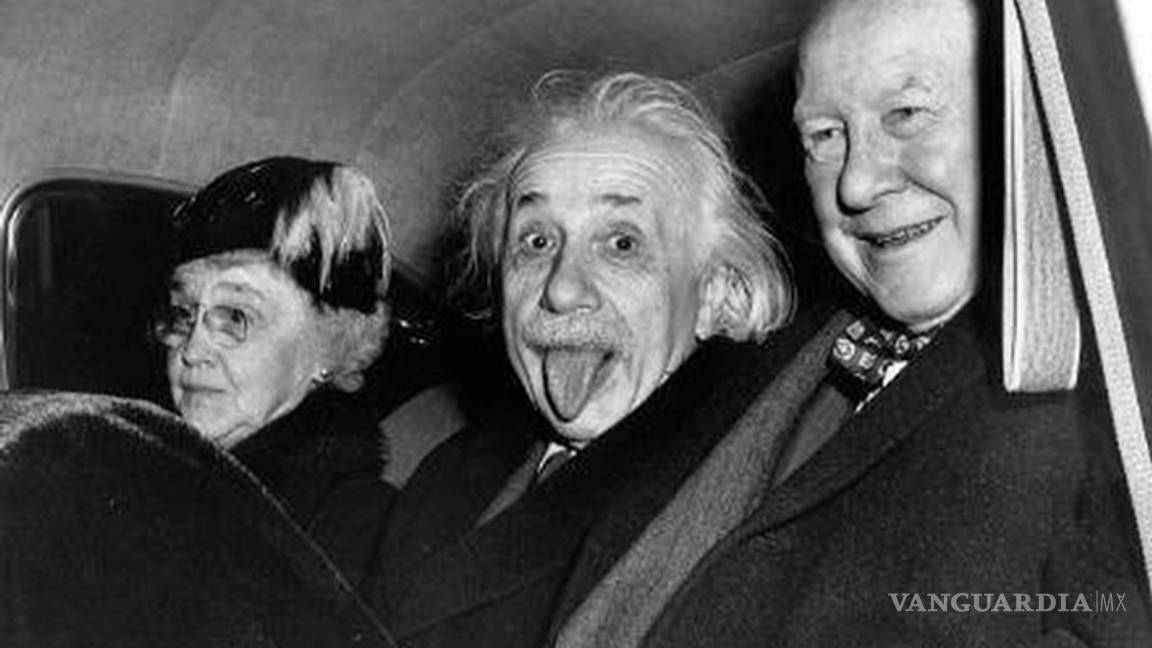 $!¿Por qué Albert Einstein sacó la lengua en esta foto?