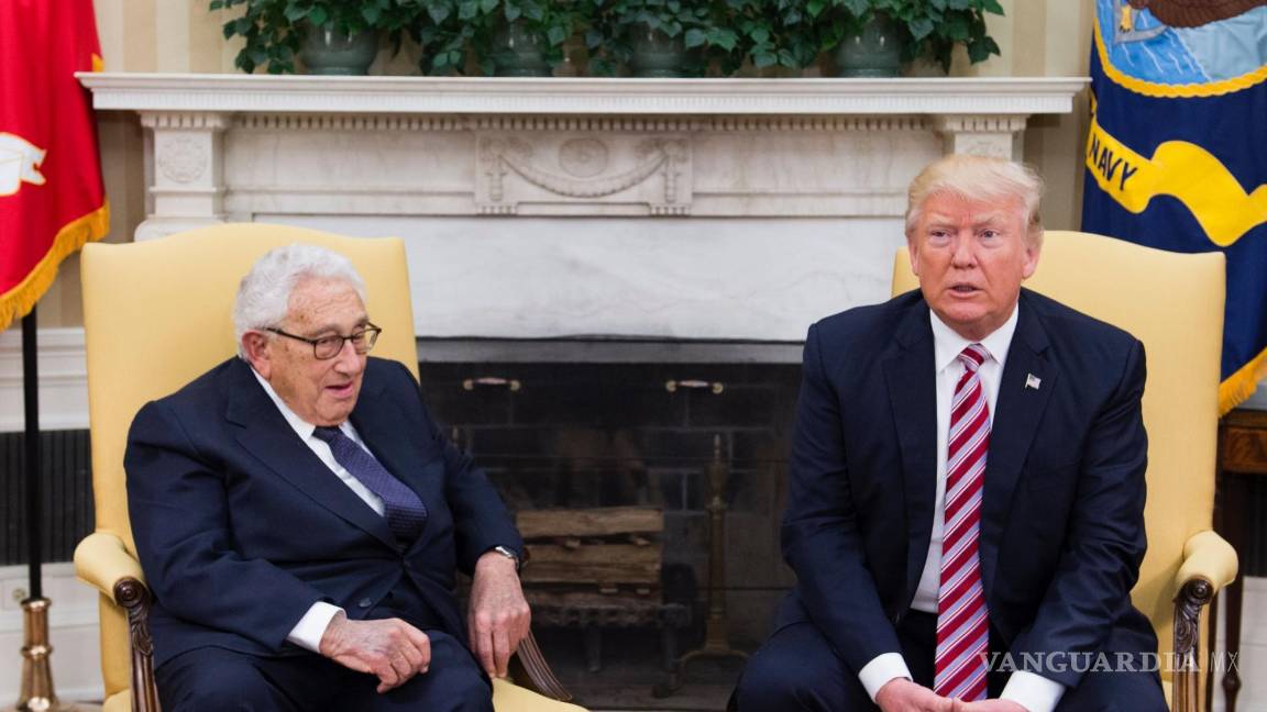 $!El entonces presidente estadounidense, Donald Trump, en un encuentro con el ex secretario de Estado Henry Kissinger en la Casa Blanca el 10 de mayo de 2017.