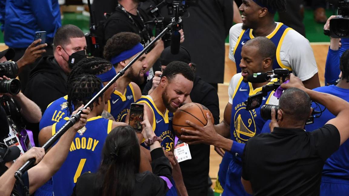 $!El alero de los Golden State Warriors, Andre Iguodala (derecha), entrega el balón al escolta de los Golden State Warriors, Stephen Curry (izquierda).