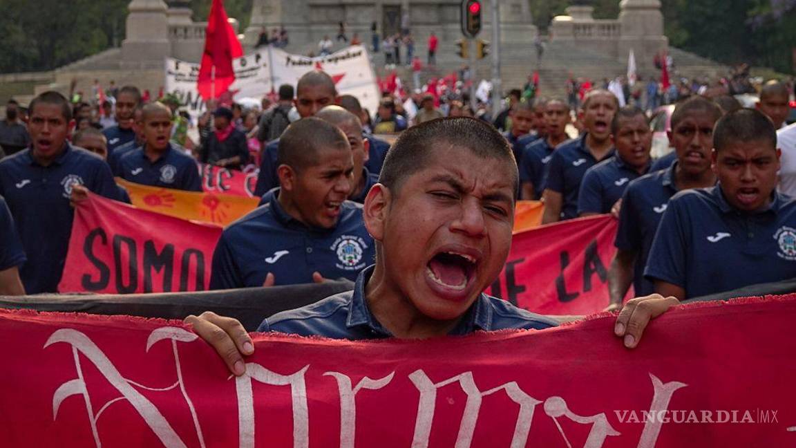 $!CIUDAD DE MÉXICO, 26 FEBRERO 2025.- Familiares y estudiantes marchan de manera pacifica desde el Ángel de la Independencia recorriendo reforma por los estudiantes normalistas desaparecidos de Ayotzinapa en la protesta mensual que realizan desde hace 10 años y 5 meses.