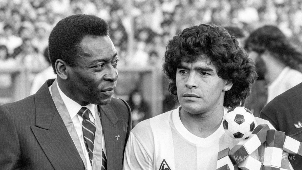 $!Pelé con el argentino Diego Armando Maradona.