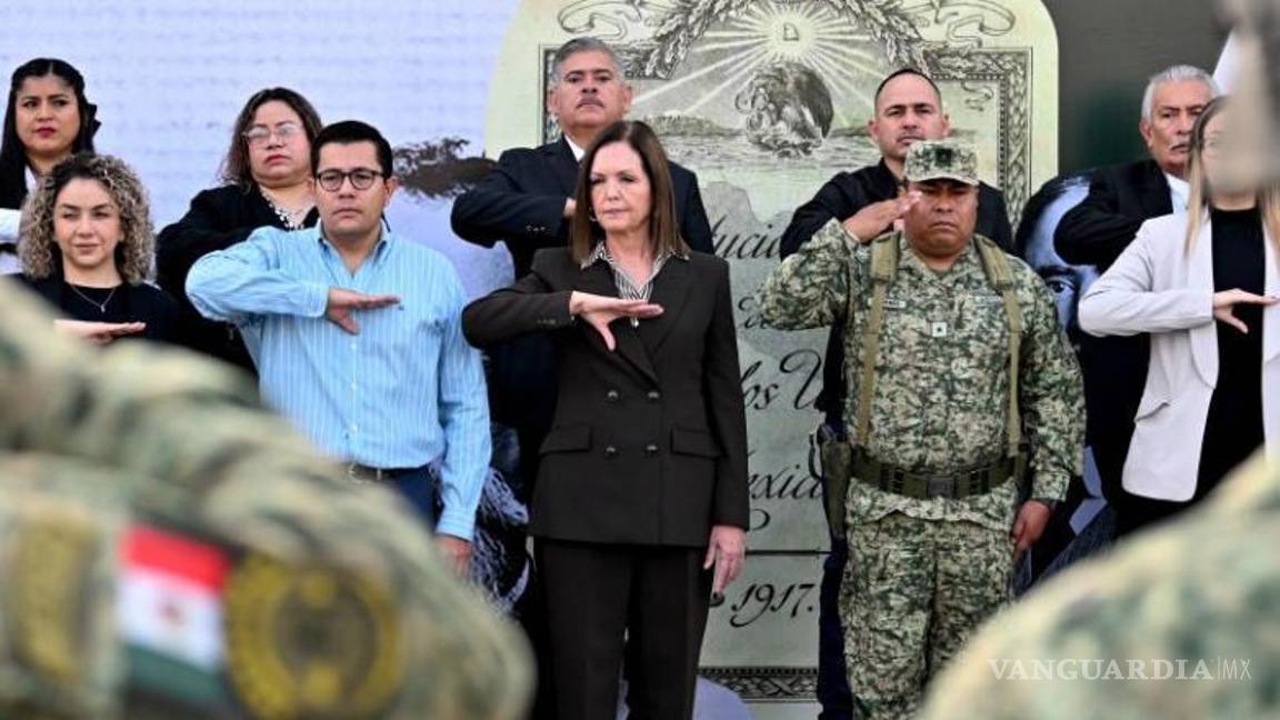 $!La alcaldesa Pérez Cantú encabeza la ceremonia conmemorativa junto a autoridades y estudiantes.