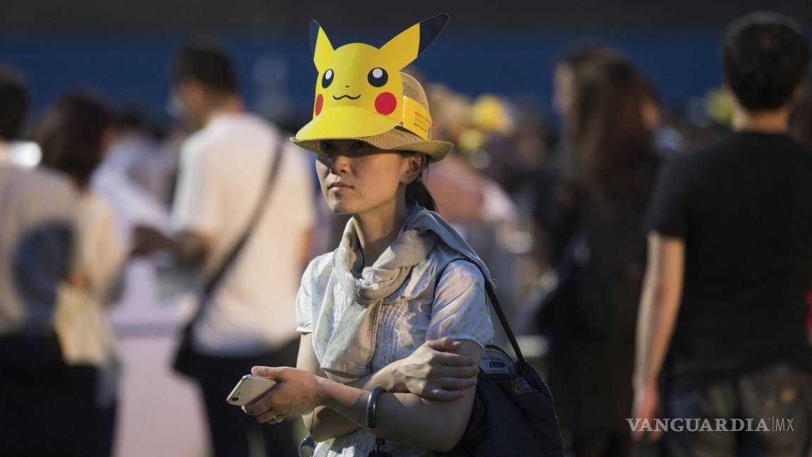 $!Una fan del videojuego Pokemon, con un sombrero que imita al personaje en Yokohama, sur deTokyo, Japón.