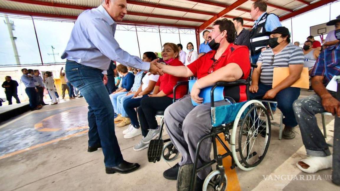 Entrega Román Cepeda, alcalde de Torreón, aparatos ortopédicos y sillas de ruedas