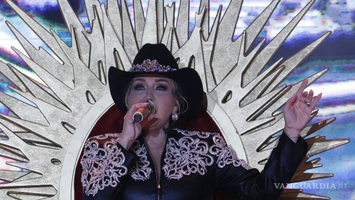 $!Alicia Villarreal pone a bailar a los saltillenses