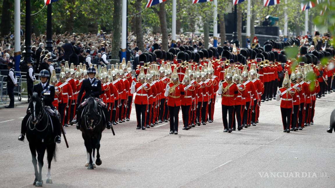 $!Miembros de la Caballería de la Casa de los Salvavidas siguen el ataúd que con el cuerpo de la Reina Isabel II mientras es transportado a Westminster Hall.