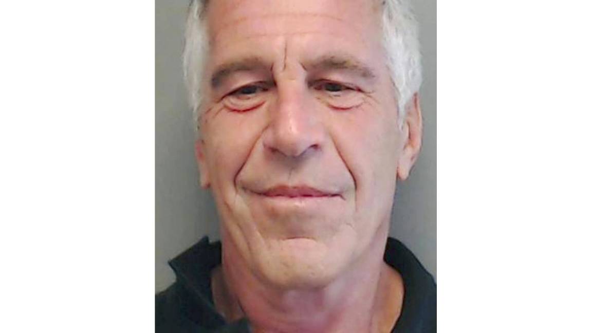 $!La carta fue recopilada por Ghislaine Maxwell como parte de un álbum de cumpleaños para Epstein años antes de que fuera arrestado por primera vez.