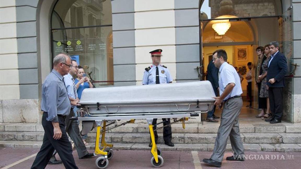 $!Dalí exhibe su bigote intacto al ser exhumado