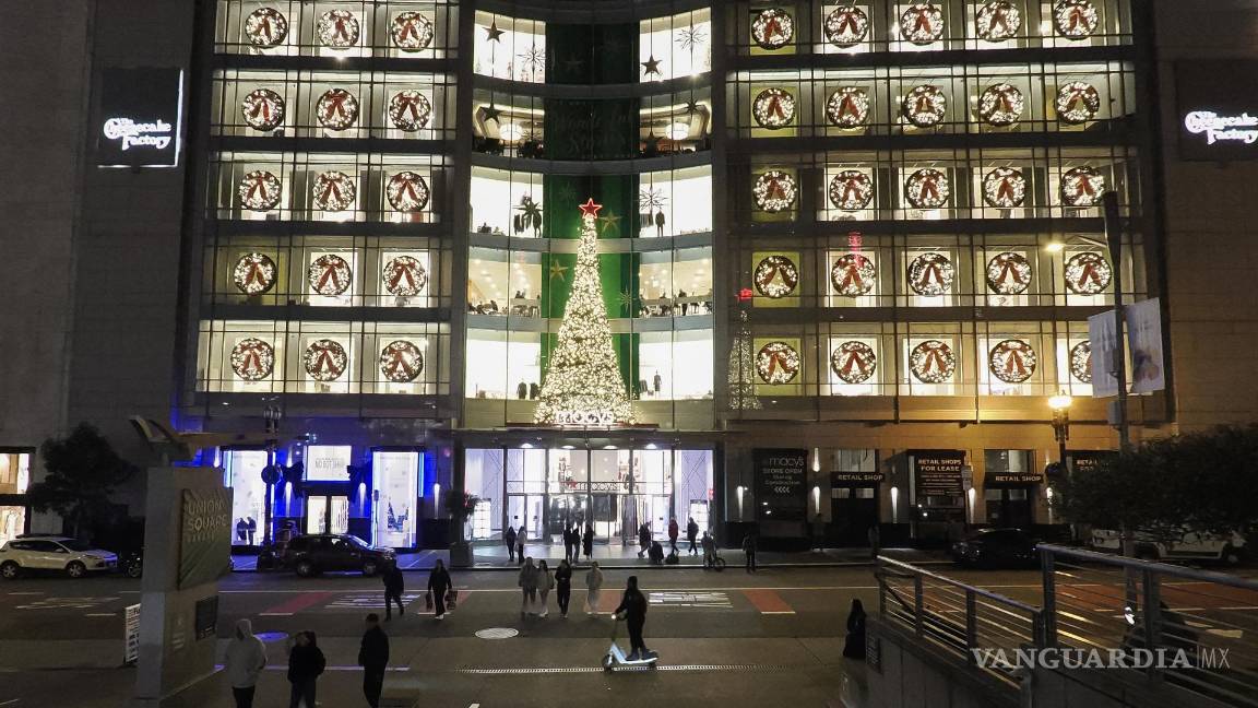 $!Decoraciones navideñas de los escaparates de los grandes almacenes Macy’s en el distrito comercial Union Square de San Francisco, California.