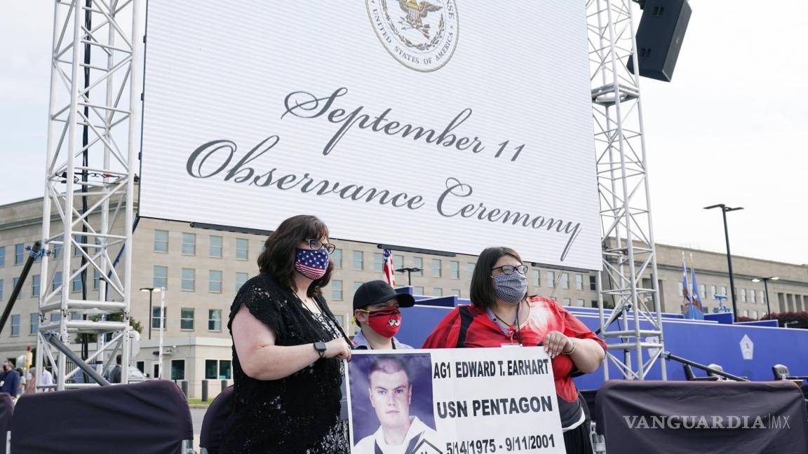 $!April Horton, izquierda, Blake Edward Schaffer, 10, y Andrea Stauter, derecha, hermanas y sobrino del suboficial de primera clase Edward Earhart, quien fue asesinado en el Pentágono el 11 de septiembre, posan para una foto familiar después de una ceremonia de observancia en el Pentágono en Washington. AP/Alex Brandon
