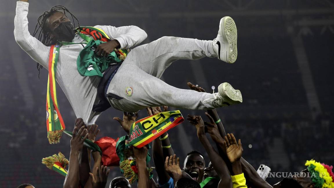 $!Jugadores de Senegal celebran con el entrenador en jefe de Senegal, Aliou Cisse, después de ganar el último partido de fútbol de la Copa Africana de Naciones.