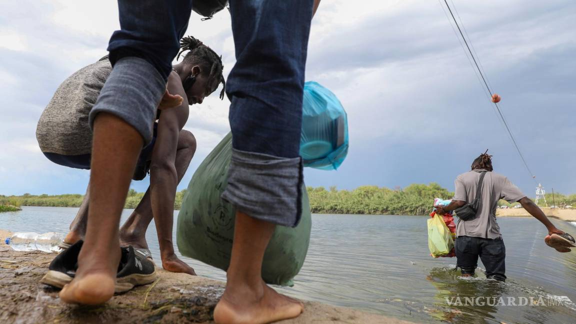 Caravana migrante ‘triunfa’: pasa retén de la GN y sigue su camino a la frontera