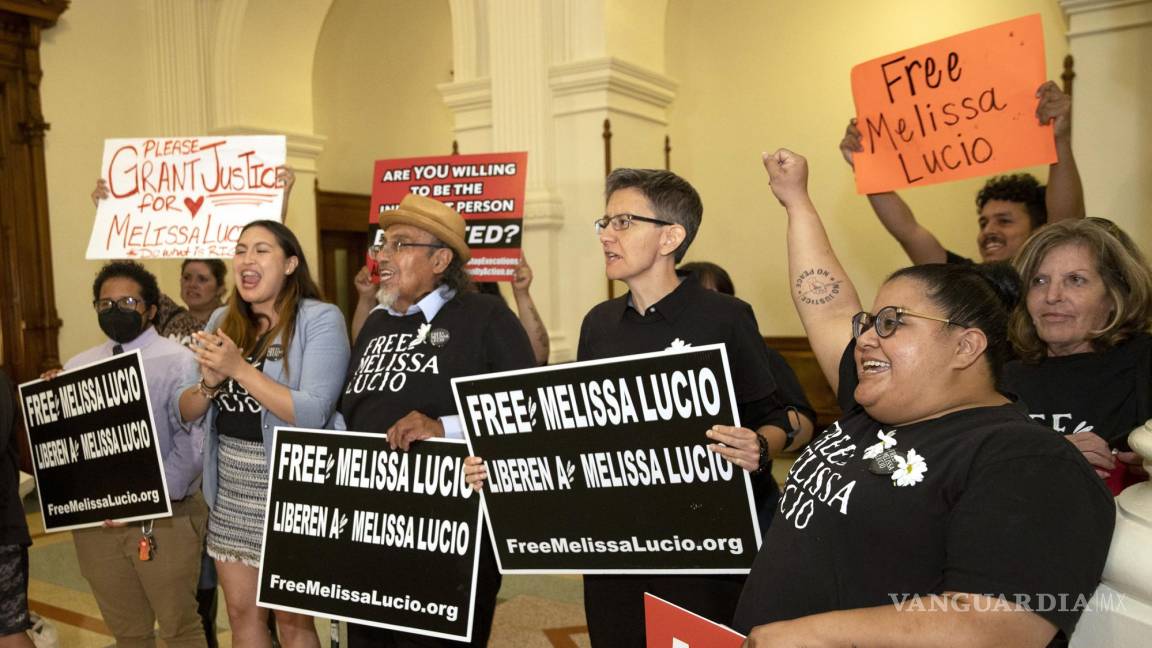 $!Partidarios de la reclusa del corredor de la muerte Melissa Lucio celebran frente a la oficina del gobernador en el Capitolio, en Austin, Texas.