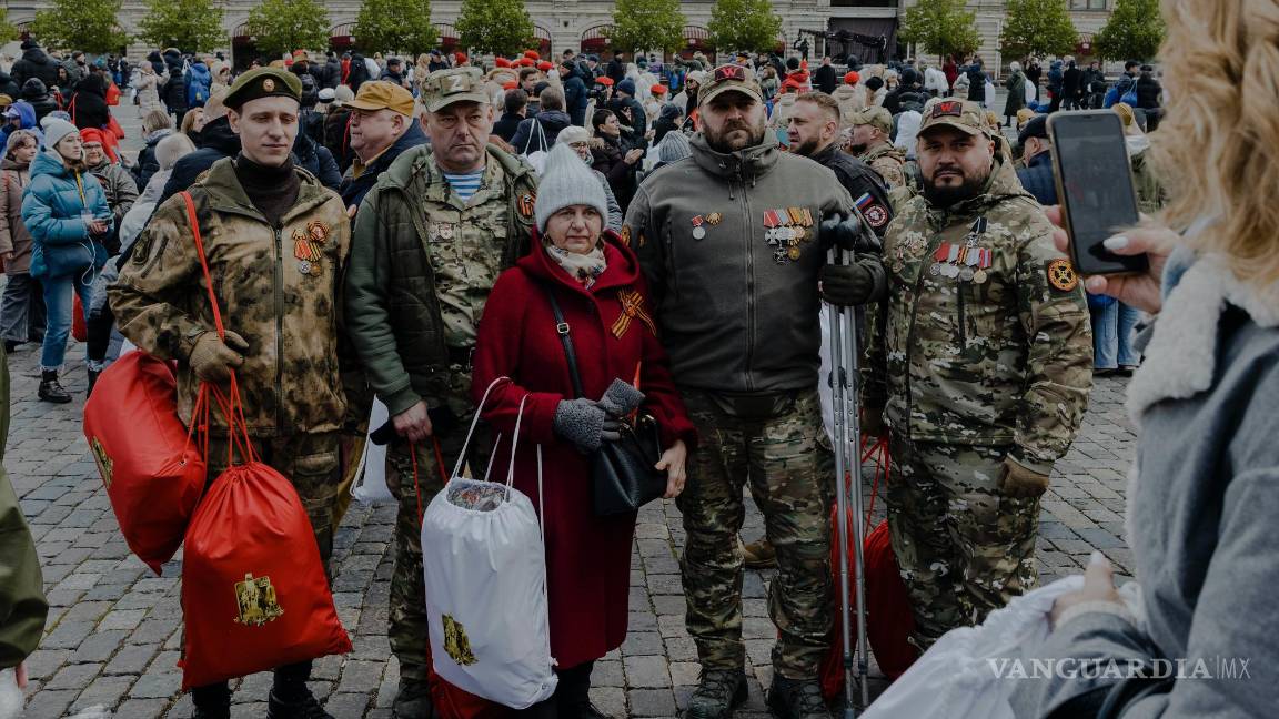 $!Veteranos que lucharon en Ucrania posan para una fotografía al final del desfile del Día de la Victoria en Moscú.