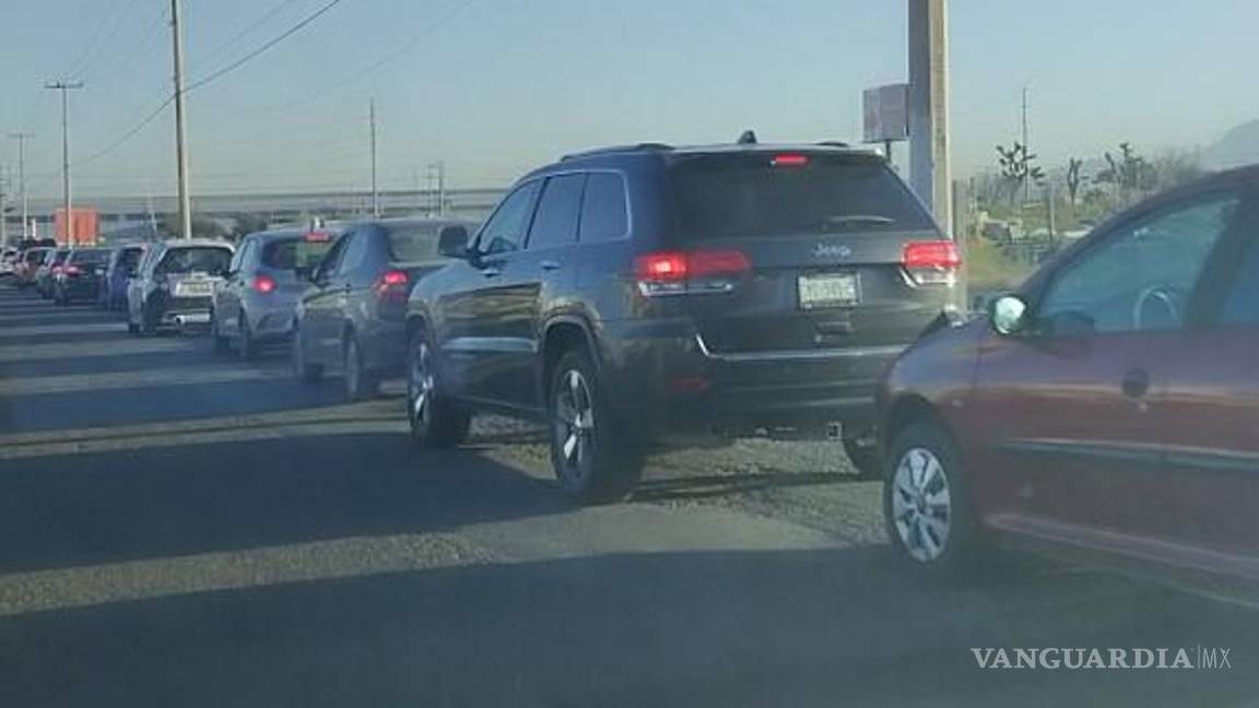 $!Vehículos formando largas filas --de hasta 40 autos--, en la salida de Misión Cerritos hacia la carretera 57, un embotellamiento cotidiano para los vecinos.