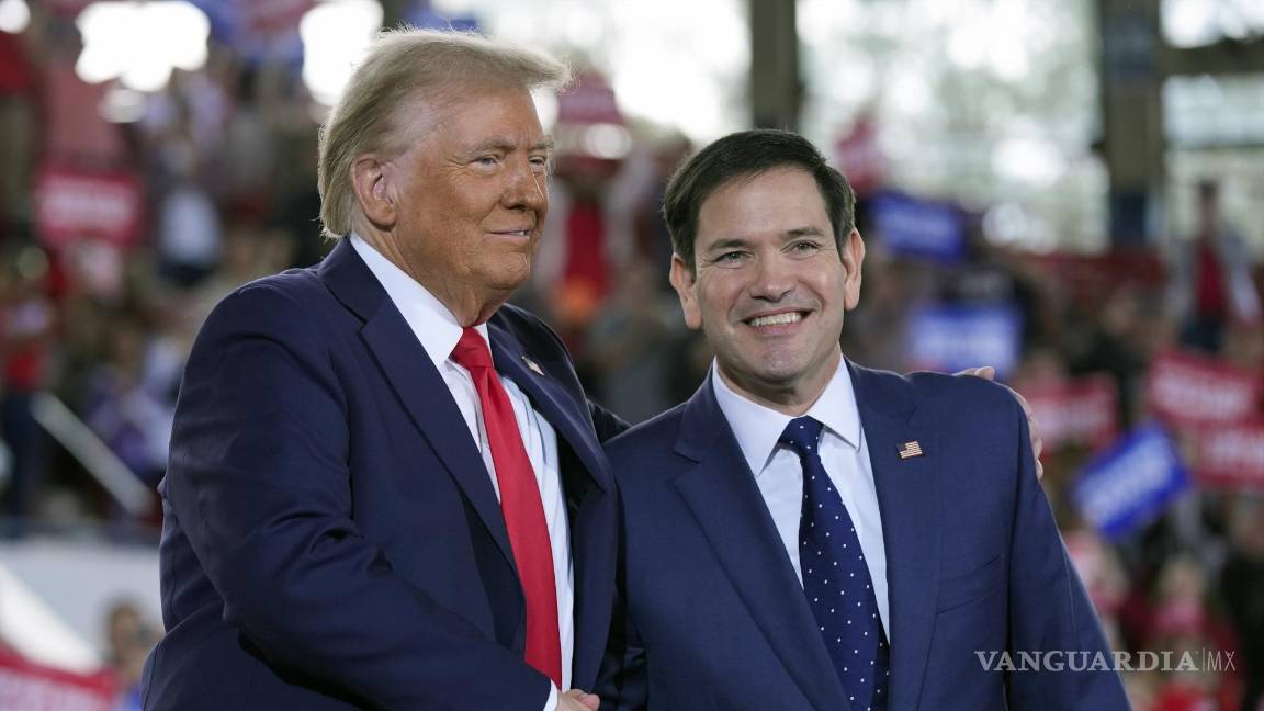 $!El candidato presidencial republicano Donald Trump saluda al senador Marco Rubio, republicano por Florida, durante un acto de campaña en el J.S. Dorton Arena