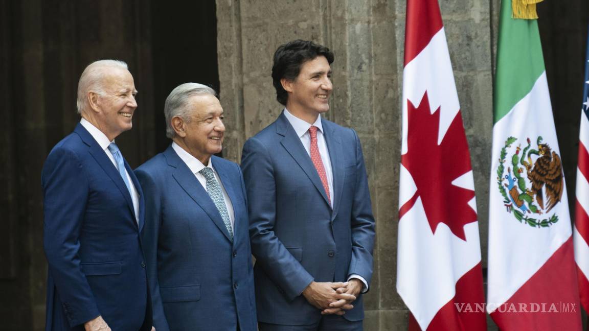 $!El presidente Joe Biden posa para una foto con el presidente mexicano, Andrés Manuel López Obrador, y el primer ministro canadiense, Justin Trudeau, cuando llegan a la 10.ª Cumbre de Líderes de América del Norte en el Palacio Nacional de la Ciudad de México, el martes 10 de enero de 2023.