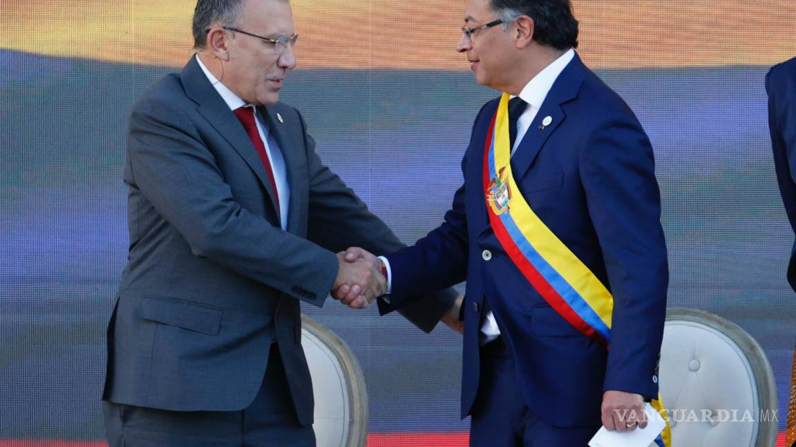 $!El presidente de Colombia, Gustavo Petro (d), le da la mano al presidente del Senado, Roy Barreras durante la ceremonia de investidura en Bogotá, Colombia.