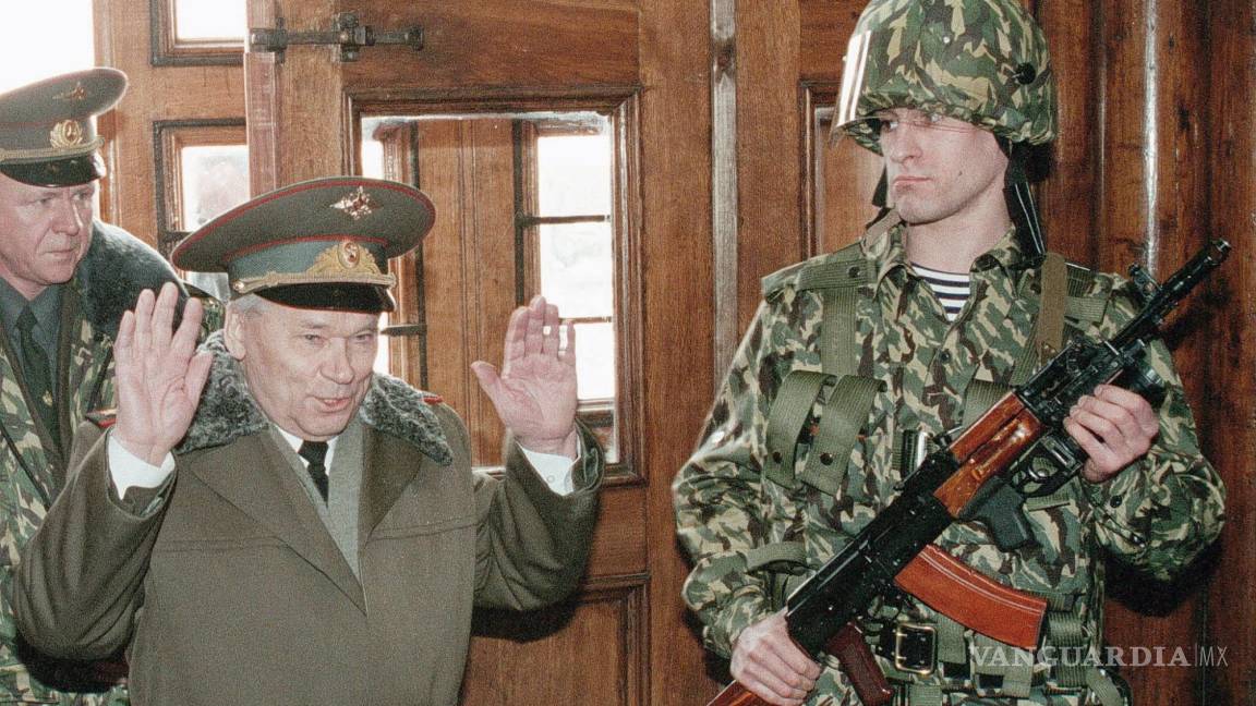 El AK-47, el fusil más disparado de la historia, cumple 75 años en las trincheras ucranianas
