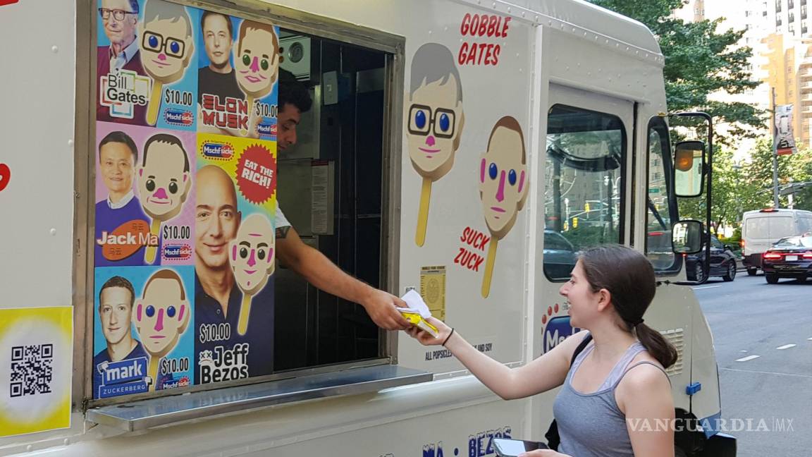 $!Un hombre vende helados con la imagen de los empresarios más ricos del mundo desde la ventana de una camión en la calle Broadway, Nueva York.