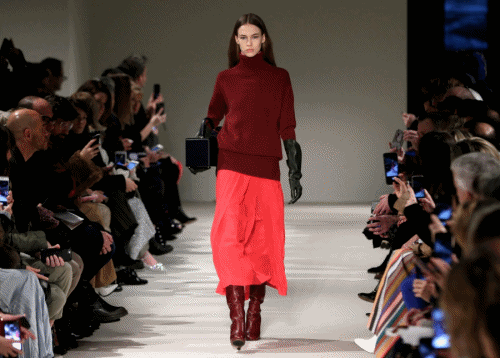 $!Apuesta Victoria Beckham por un otoño con aires británicos masculinos