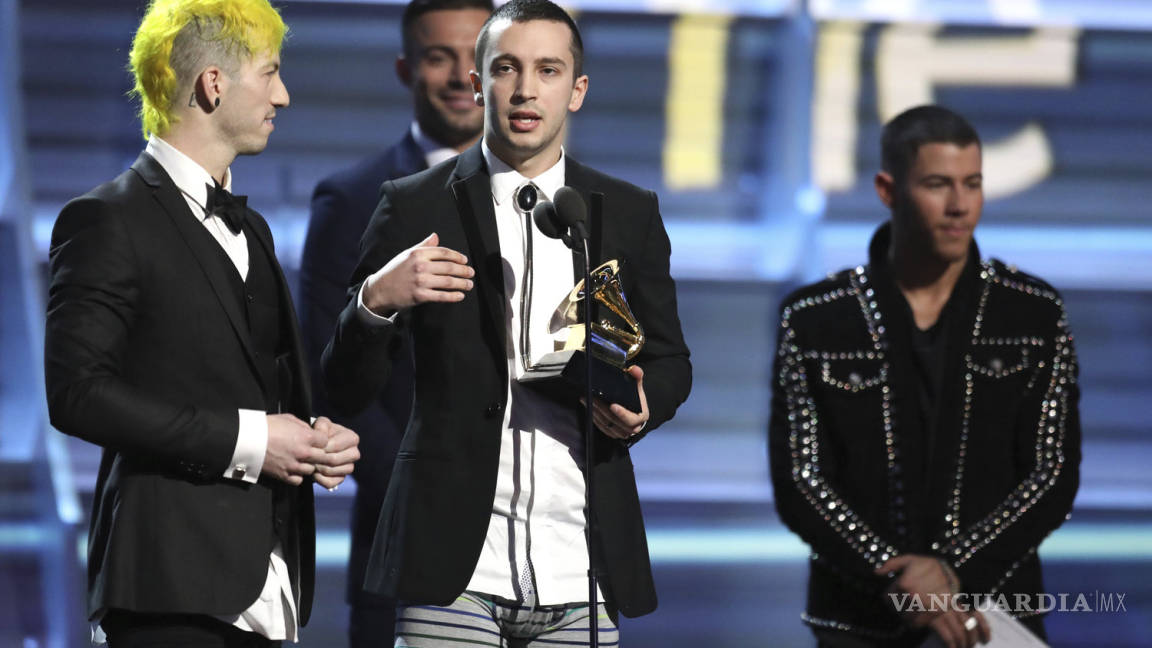 Twenty One Pilots recibe premio en calzones durante el Grammy