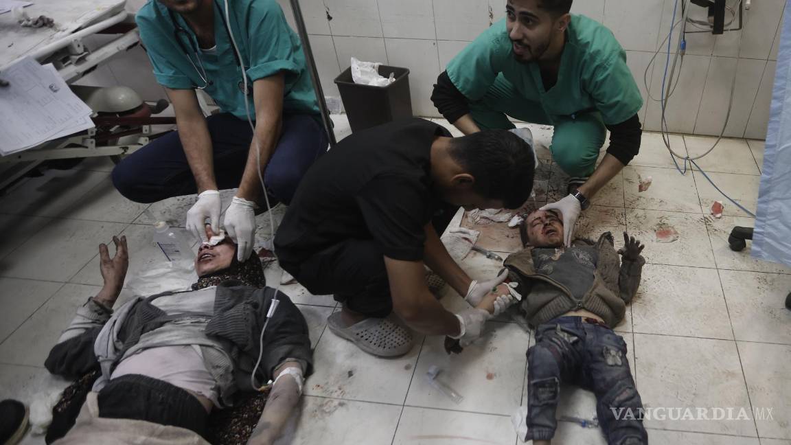 $!Este domingo se seguían acumulando los palestinos heridos en los bombardeos, algunos de los cuales eran atendidos en el hospital Nasser, en Khan Younis.
