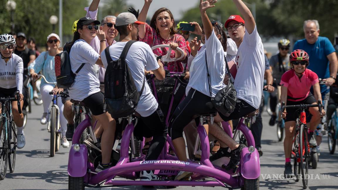 $!Xóchitl Gálvez, precandidata presidencial del Frente Amplio por México, durante un recorrido en bicicleta por Monterrey.