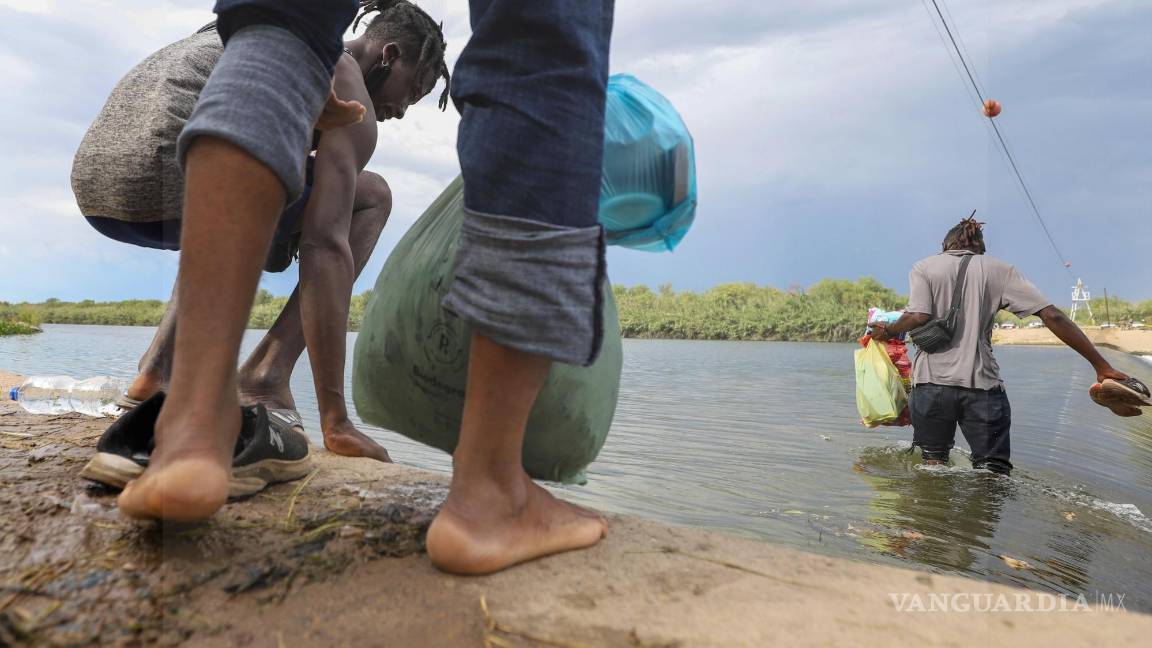 $!Haitianos a través del río Bravo, tras lograr cruzar, se instalan en un campamento que acondicionaron debajo