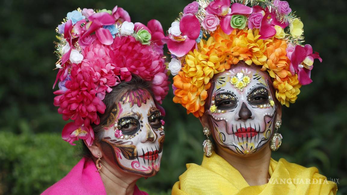 $!Mujeres participan en un desfile de catrinas en Ciudad de México (México).