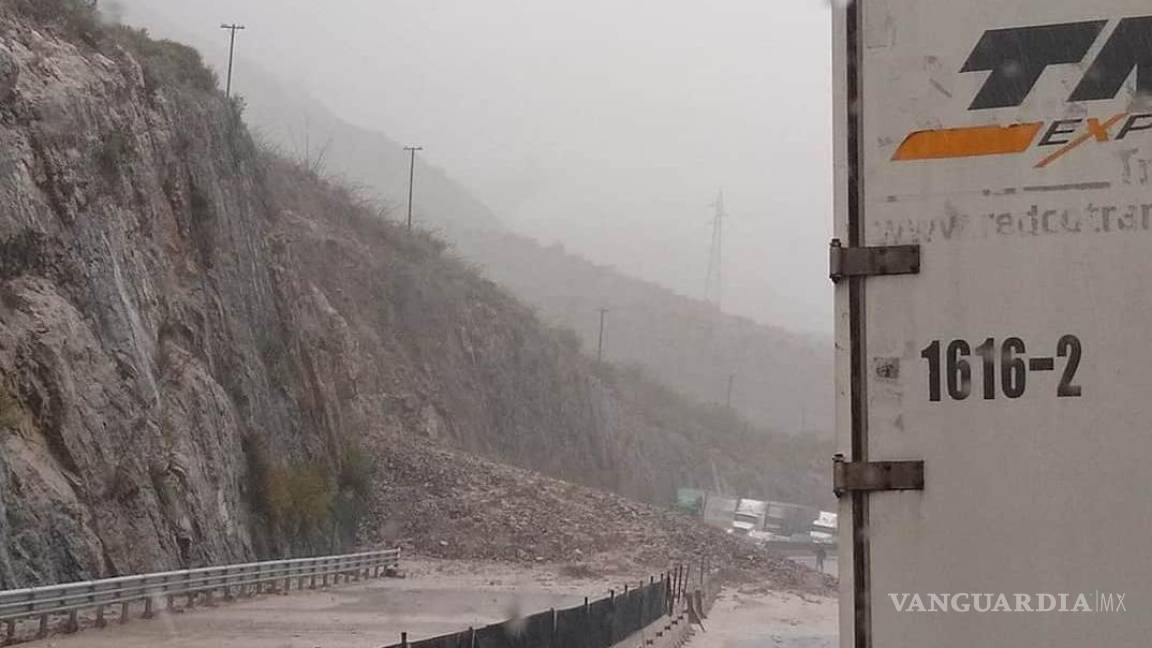Peligroso deslave provoca cierre de la carretera 57, en su tramo a 'Los Chorros'