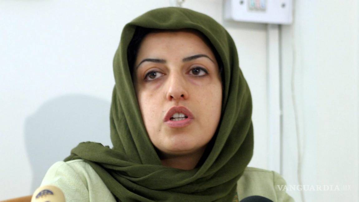 $!El activista iraní Narges Mohammadi habla durante la primera conferencia sobre violaciones de derechos humanos en el Centro de Derechos Humanos de Teherán.