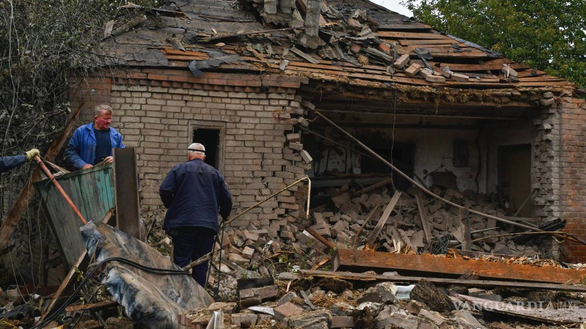 $!La gente trabaja para retirar los escombros de una casa dañada después de un bombardeo ruso durante la noche, en Sloviansk, región de Donetsk, Ucrania.