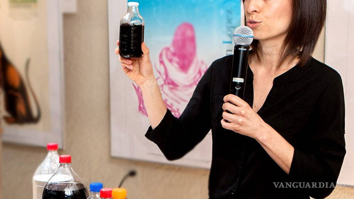 Activistas exhiben la “fórmula secreta” del refresco: es una peligrosa “melcocha tóxica”
