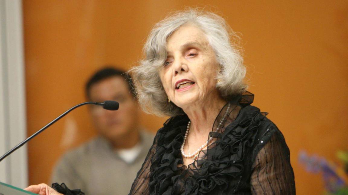 $!26SEPTIEMBRE2007. Elena Poniatowska en una conferencia en la inauguración de la exposicion de cariaturas en homenaje a Alfonso Reyes en Nuevo León.